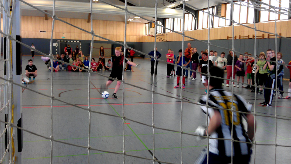 Niklas Schmidt läuft am zum Siegestreffer.